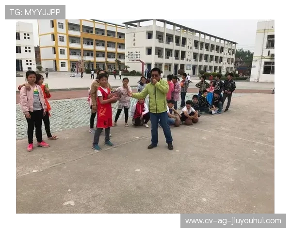 石牌足球比赛现场激情四溢展现社区体育活力与团结精神时刻盛暖动